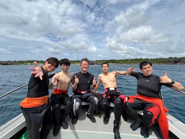 宮古島ツアーのダイバーの集合写真