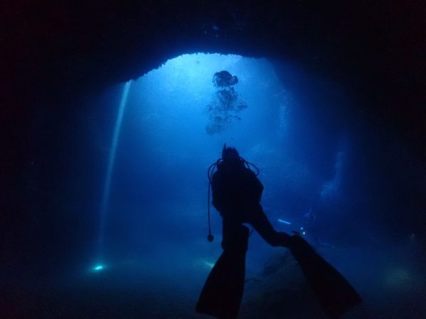 宮古島の水中洞窟